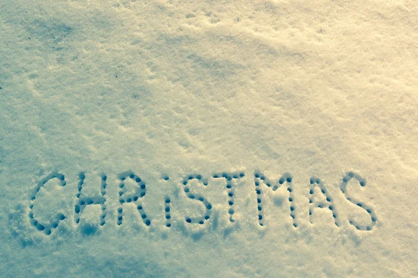 Napsaná slova Vánoce na sněhu pole — Stock fotografie