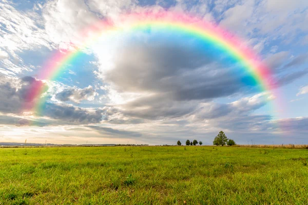 Bight arcobaleno nel cielo — Foto Stock