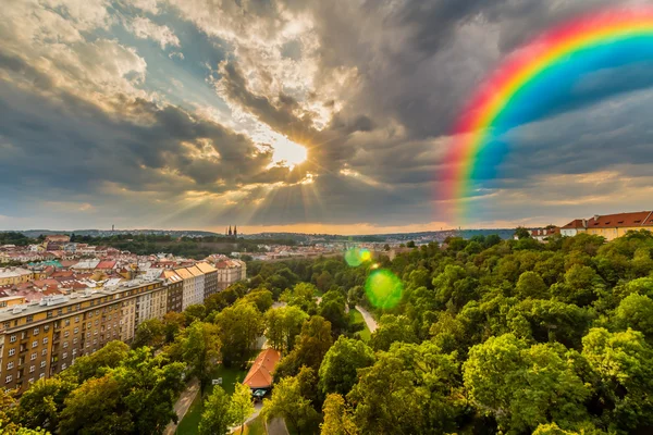 Großer Regenbogen am Himmel — Stockfoto