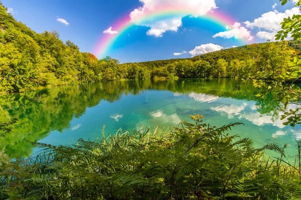 Großer Regenbogen am Himmel — Stockfoto