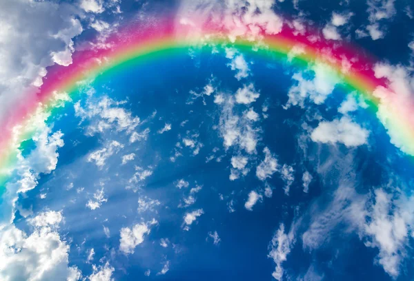 Regenbogen am Himmel mit Wolken — Stockfoto