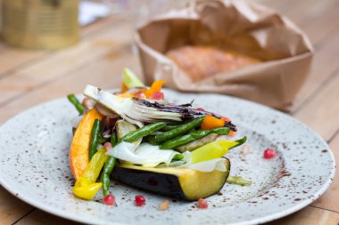 Beyaz tabakta ızgara sebze.