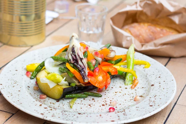 Beyaz tabakta ızgara sebze.