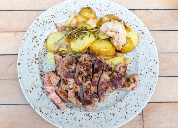 Grilled pork steak and baked potatoes — Stock fotografie