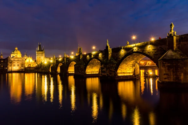 Prag, Tschechische Republik - Blick auf die Karlsbrücke — Stockfoto