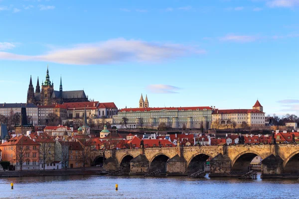 Prag Kalesi ve Charles Köprüsü — Stok fotoğraf