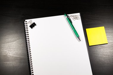 ahşap bir masa üstünde defter
