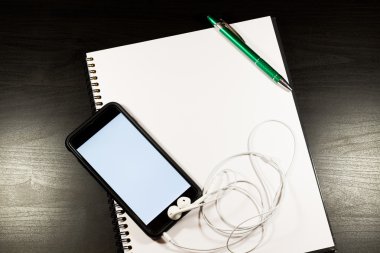 Boş defter ve smartphone