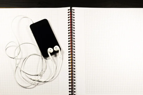 Cuaderno en blanco y smartphone —  Fotos de Stock