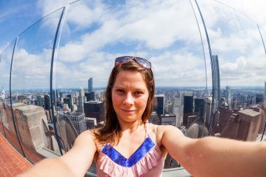 Selfies manzaralı şehir dışına Manhattan'a alarak kız
