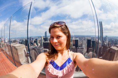 Selfies manzaralı şehir dışına Manhattan'a alarak kız