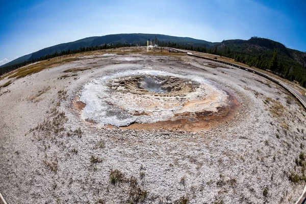 Saffier zwembad in het Nationaal Park Yellowstone — Stockfoto