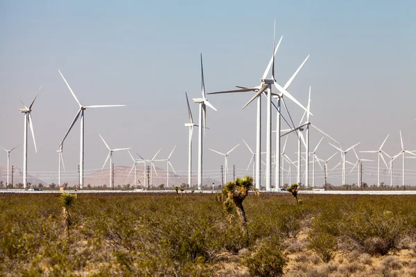 Windmolen boerderij in de Mojavewoestijn — Stockfoto