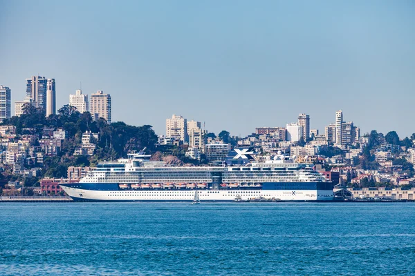 Uitzicht vanaf Treasure Island naar San Francisco — Stockfoto