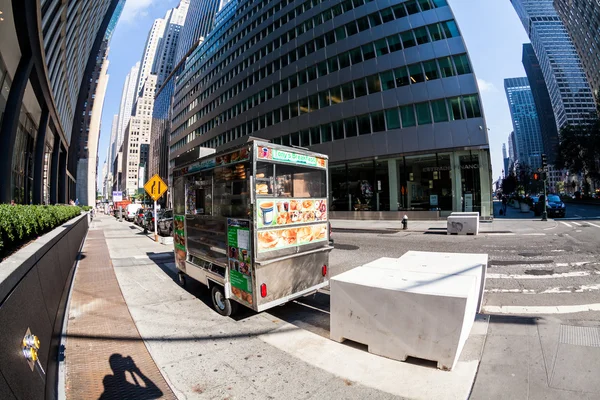 Vistas de um carrinho de fast food na esquina — Fotografia de Stock