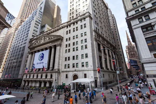 Vista su Wall Street e gli edifici nel quartiere finanziario — Foto Stock