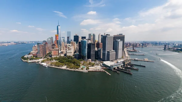 自由岛从曼哈顿中城的意见 — 图库照片