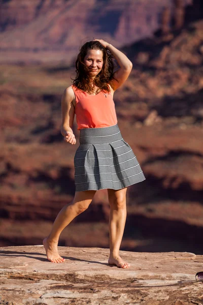 Girl on Muscleman Arch, Canyonlands National Park — Stock Photo, Image
