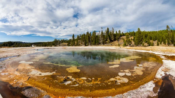 Upper Geyser Basin - wandelpad in het Nationaal Park Yellowstone — Stockfoto