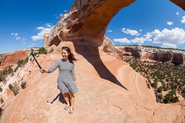 Selfie Wilson Arch, Moab üzerinde alarak kız — Stok fotoğraf