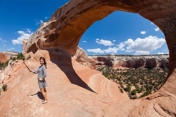 Дівчинка, яка бере selfie Wilson арка, Moab — стокове фото