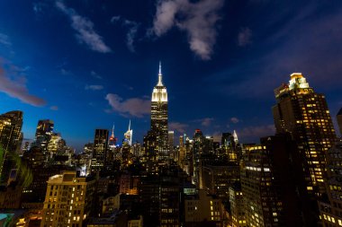 Midtown Manhattan'ın ünlü Empire State Binası ile için gün batımında görüntüleyin