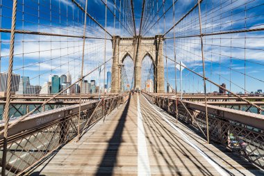 Bir yaz gününde, Brooklyn Köprüsü manzarasına