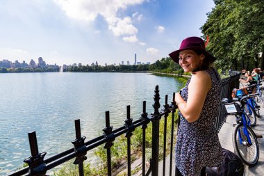 Central Park'ta şapkalı kız