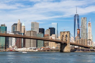 Bir yaz gününde, Brooklyn Köprüsü manzarasına