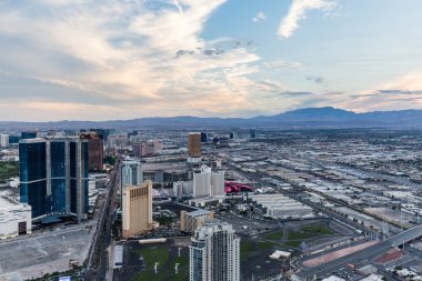 Günbatımı üzerinde Las Vegas ve Las Vegas Strip yukarıdan görünüm