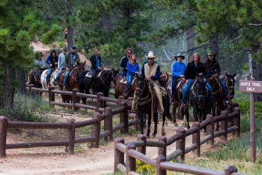 İnsanlar üzerinde yürüyüş parkurları Bryce Canyon Milli Parkı'nda ata binme