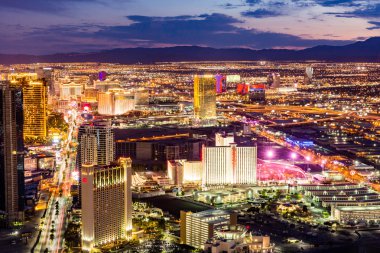 Günbatımı üzerinde Las Vegas ve Las Vegas Strip yukarıdan görünüm