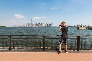 Manhattan siluetinin fotoğrafını çekmek bir adam