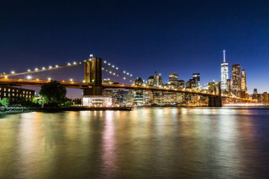 Brooklyn Köprüsü'nün görüşlerini günbatımı