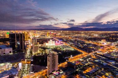 Günbatımı üzerinde Las Vegas ve Las Vegas Strip yukarıdan görünüm