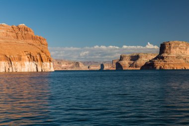 Glen Canyon Lake Powell'ın teknesindeki görünümünü