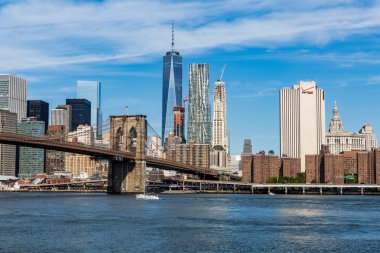 Bir yaz gününde, Brooklyn Köprüsü manzarasına