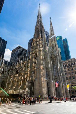 St. Patrick Katedrali Midtown Manhattan'ın görünümüne