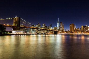 Brooklyn Köprüsü'nün görüşlerini günbatımı