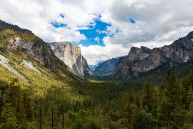 Yosemite Ulusal Parkı 'ndaki El Capitan.