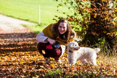 Ormandaki bir fino köpeği ile kız