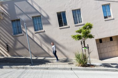 San Francisco içinde dik bir yolda duran kız