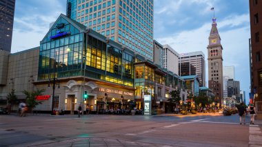 Denver ana alışveriş caddesi 16 th Street manzarası