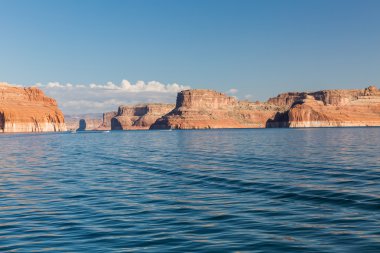 Glen Canyon Lake Powell'ın teknesindeki görünümünü