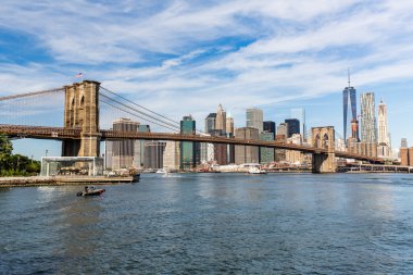 Bir yaz gününde, Brooklyn Köprüsü manzarasına