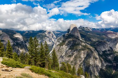 yosemite Milli Parkı içinde yarım kubbe