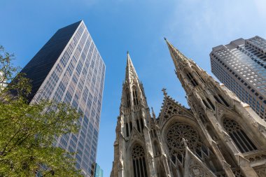 St. Patrick Katedrali Midtown Manhattan'ın görünümüne