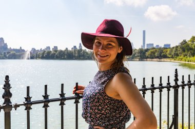 Central Park'ta şapkalı kız