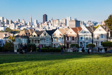 Views of the skyline of San Francisco with its typical houses