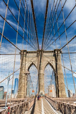 Bir yaz gününde, Brooklyn Köprüsü manzarasına